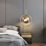 lampada a sospensione moderna a forma di sfera in una camera da letto