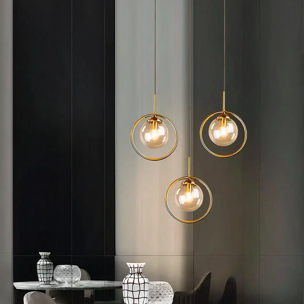 Sospensione a sfera in vetro moderna ed elegante — dettaglio
