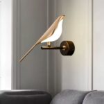 Lampada da parete moderna a forma di uccello d'oro — in ambiente