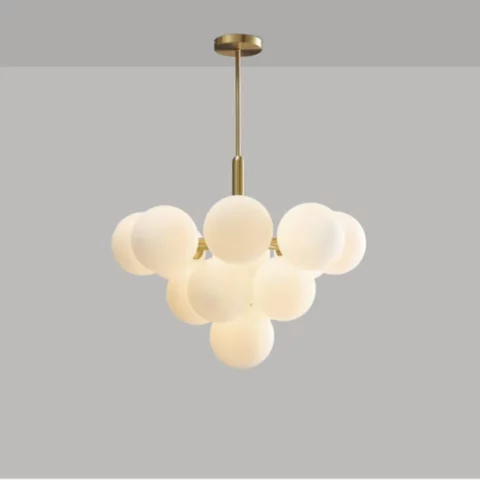 L'éclairage fourni par cette suspension grappe est doux et chaleureux, contribuant ainsi à créer une atmosphère relaxante dans chaque recoin de votre intérieur. Que ce soit dans le salon, la chambre ou tout autre endroit nécessitant un éclairage supplémentaire, cette suspension sera le choix idéal pour illuminer vos soirées cosy entre amis ou détente en solitaire. Donnez vie à votre décor avec la suspension grappe design moderne blanc : l'incontournable accessoire lumineux pour sublimer votre maison avec style professionnel. présentée installée