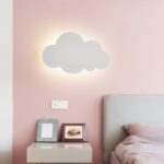 Lampada da parete minimalista a forma di nuvola per la cameretta di un bambino — in ambiente