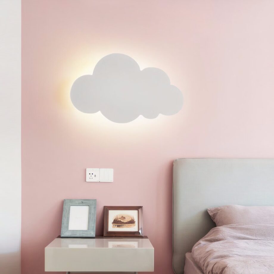 Lampada da parete minimalista a forma di nuvola per la cameretta di un bambino — in ambiente