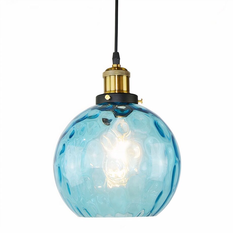 Suspension bleue LED en forme de boule en verre sur fond blanc