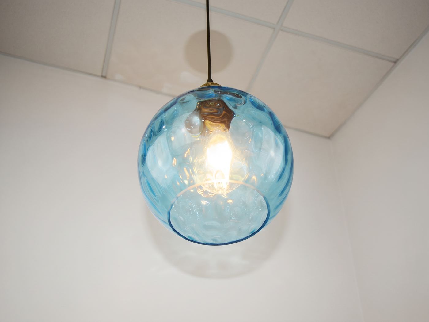 Lampada a sospensione a LED blu a forma di palla di vetro, dettaglio
