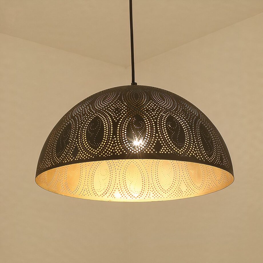 Lampada a sospensione in metallo in stile retrò e industriale Suspension métal de style rétro et industriel sur fond beige