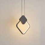 Primo piano della lampada a sospensione a led nera a forma di rombo accesa