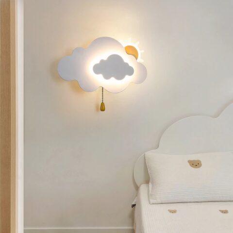 Sur le mur d'une chambre d'enfant on voit une applique murale en forme de nuage et soleil allumée, accrochée au mur.