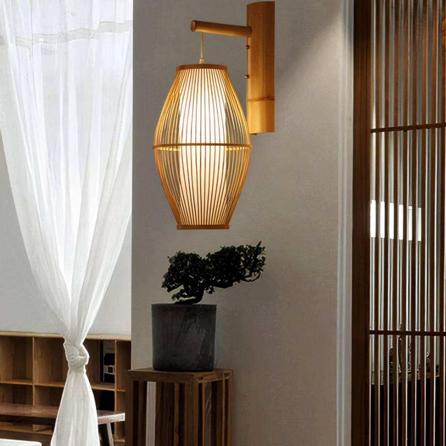 Lampada da parete in bambù in stile giapponese Applique murale en bambou style japonais, de couleur marron, suspendu à un support en bois type lanterne, dans une pièce