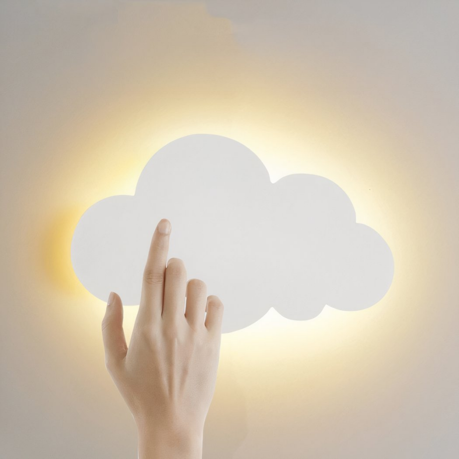 Sur un fond blanc on voit une applique murale en forme de nuage blanc, allumée et une main de femme sur le nuage.