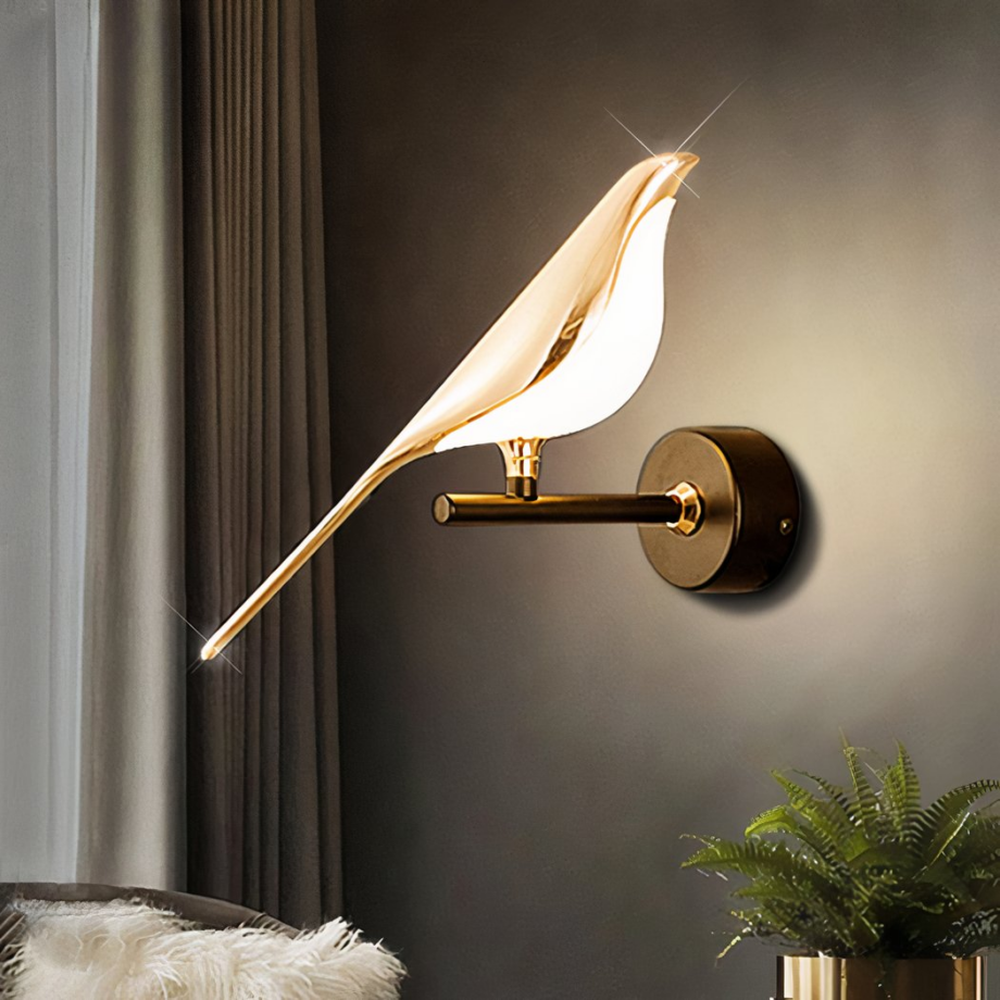 Lampada da parete moderna a forma di uccello d'oro Sur un fond noir, on voit une applique murale dorée en forme d'oiseau au design moderne.
