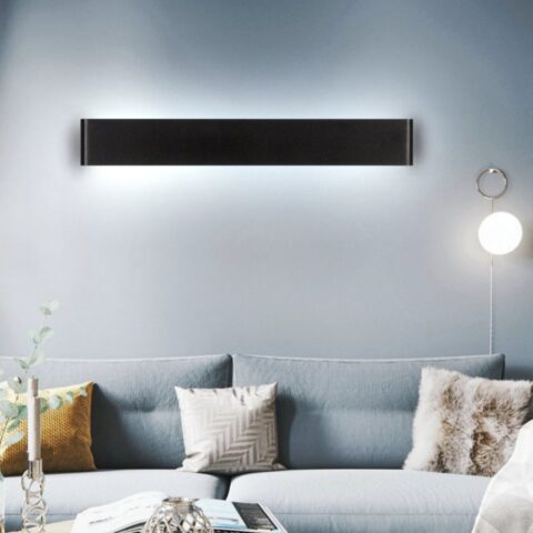 Applique murale intérieure LED à intensité réglable et au design moderne dans un salon au dessus d'un canapé