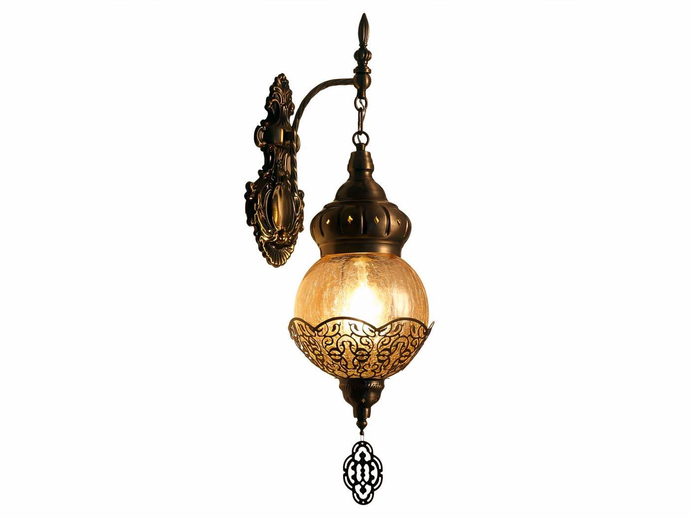 Applique murale orientale ronde en verre craquelé présentée sur fond blanc