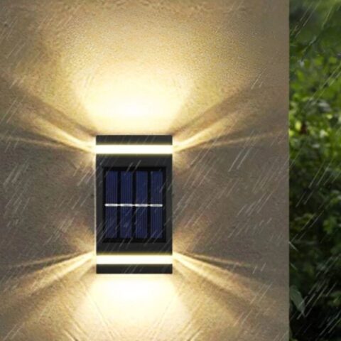 Applique murale extérieure solaire LED rectangulaire sur un mur de jardin