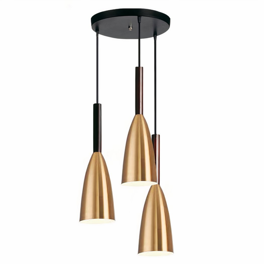 Lampadario plafonnier avec un socle rond et trois suspensions abat-jours conique couleur or, suspendu par un câble. Sur un fond blanc.