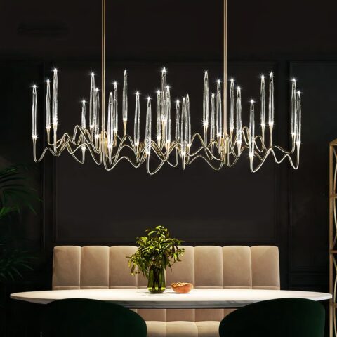 Lampadario bohème en cristal nordique effet bougie au dessus d'une table à manger minimaliste