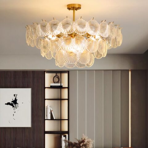 Lampadario coquillage design moderne de coquille transparente dans un salon moderne