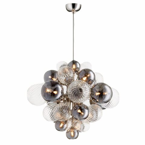 Lampadario suspendu avec des boules en verres en forme de grappe. Composé de boules de différentes tailles grises et transparentes. Sur un fond blanc.