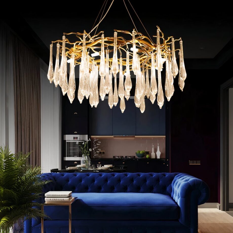 Lampadario a gocce di cristallo dorato con un design moderno lustre goutte d'eau dorée en cristal au design moderne dans un salon chic dans les tons bleu