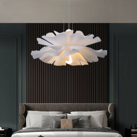 Lampadario pétale en forme de fleur en acrylique sur fond gris dans une chambre