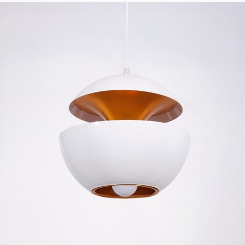 Lampadario blanc en forme de pomme ouverte avec l'intérieur doré. Sur un fond blanc.