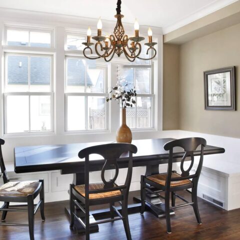 Lampadario baroque style chandelier vintage cuivre dans une salle à manger dans le style ancien