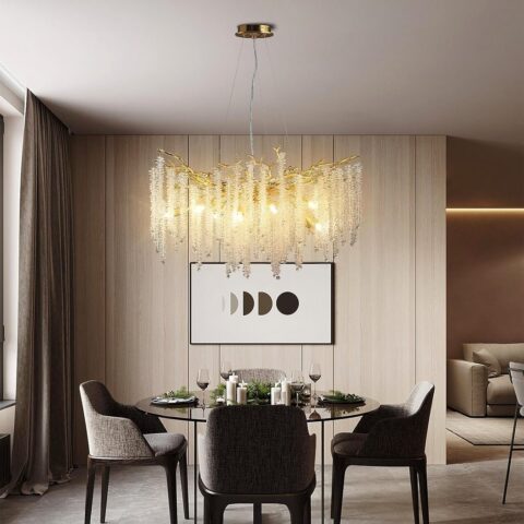 Lampadario cuisine moderne à design gouttes de pluie en cristal sur fond beige dans une salle avec des fauteuils