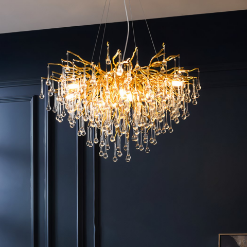 Lampadario cuisine doré moderne en cristal et en fer sur fond bleu foncé