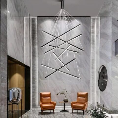 Lampadario salon noir à design moderne en aluminium sur fond gris avec deux fauteuils marrons