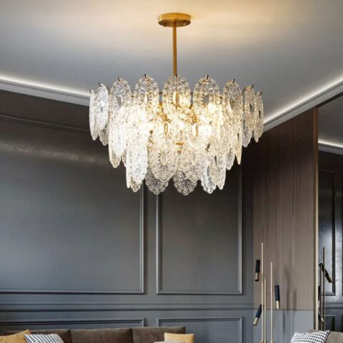 Lampadario bohème en cristal avec pendant orné dans un salon gris avec des boiseries