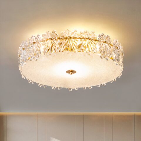 Lampadario chambre adulte en cristal, de couleur doré, de forme ronde, sur un plafond