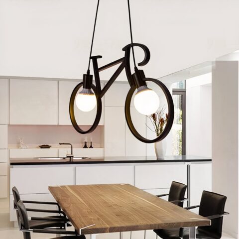 Lampadario design en fer forgé en forme de vélo dans une cuisine au dessus d'une table de salle à mager