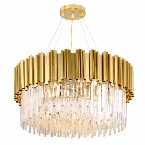 Lampadario à pampille doré de luxe en cristal sur fond blanc
