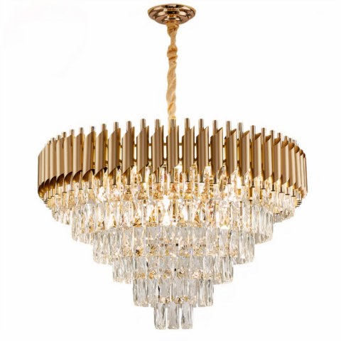 Lampadario à pampille de luxe en métal et cristal sur fond blanc