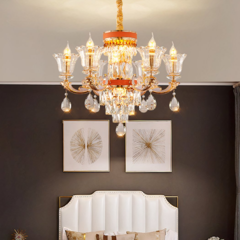 Lampadario à pampille de luxe de style italien moderne sur fond gris avec deux tableaux blancs