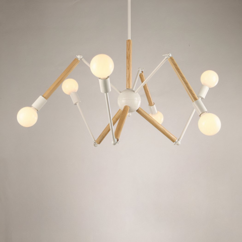 Lampadario araignée, en tiges de métal blanc et bois, avec une ampoule au bout de chaque tige. Suspendu, un mur blanc dans le fond.