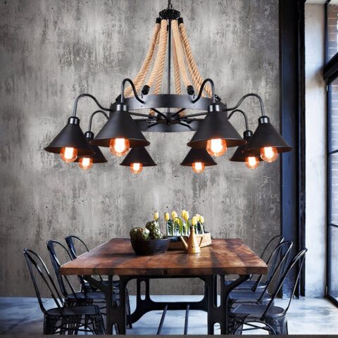 Lampadario industriel vintage en corde de chanvre et abat-jour dans une salle à manger au dessus d'une table à manger