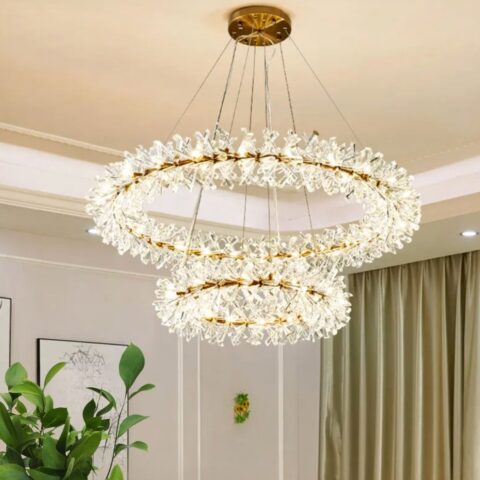 Lampadario bohème LED en forme de couronne de fleurs dans un salon avec une plante et un rideau vert