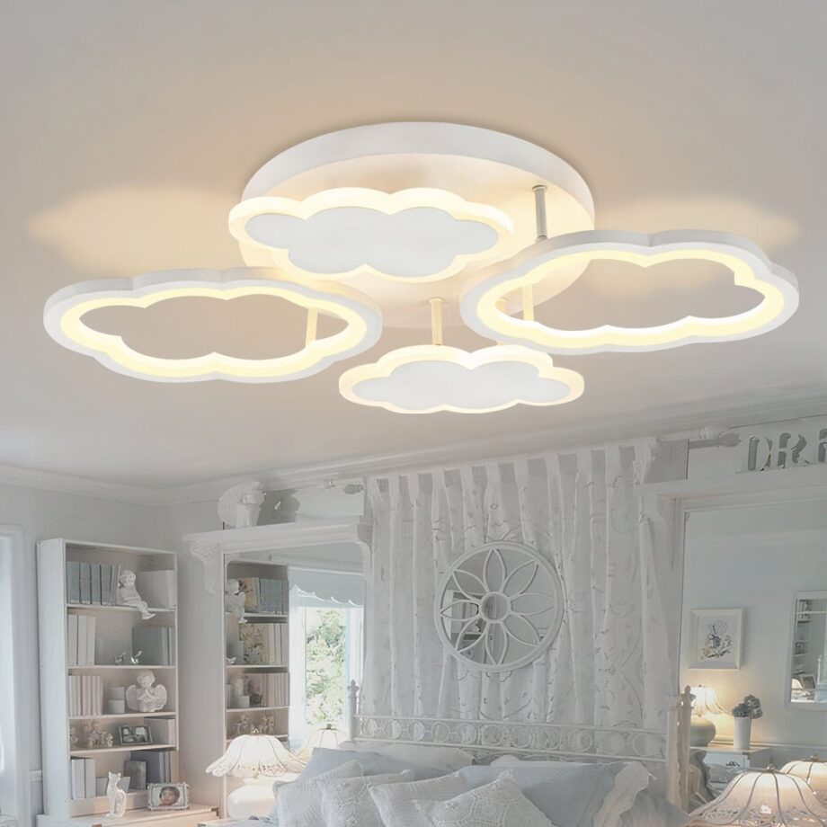 Lampadario nuage blanc et moderne en aluminium dans une chambre sur fond blanc
