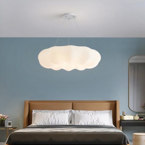 Lampadario nuage suspendu blanc au design moderne sur fond bleu avec un lit