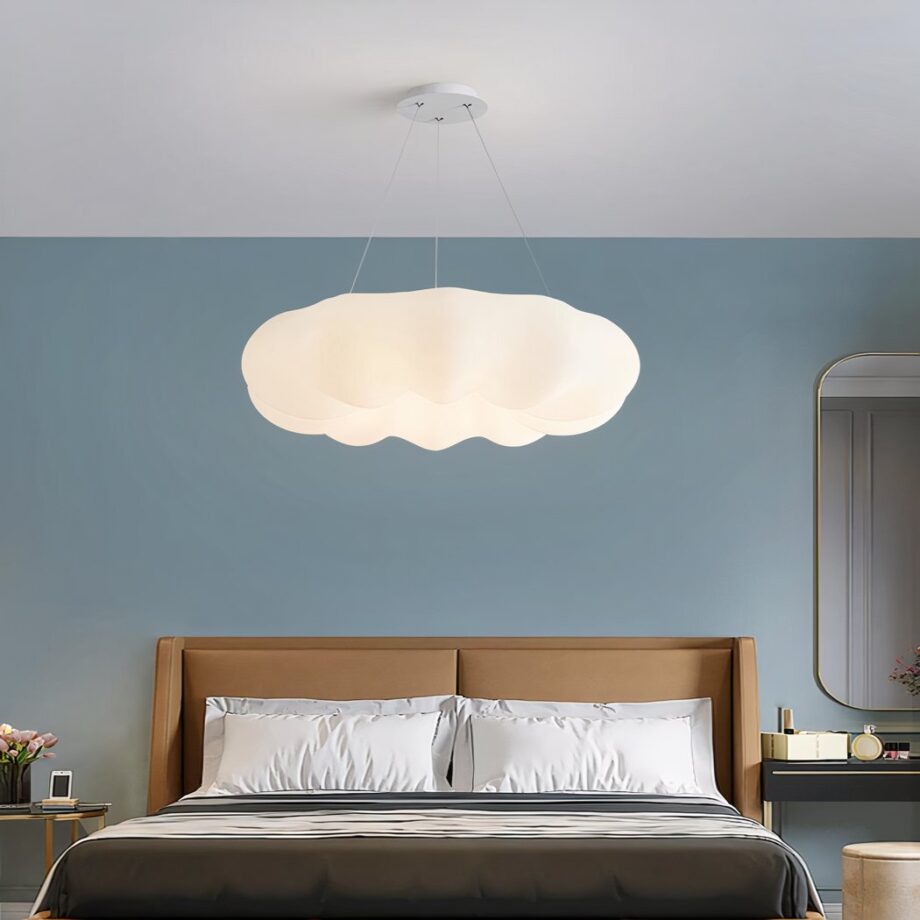 Lampadario nuage suspendu blanc au design moderne sur fond bleu avec un lit