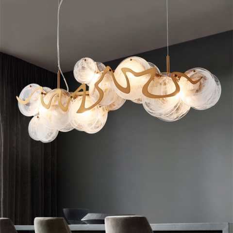 Lampadario salon suspendu à design moderne en verre sur fond gris