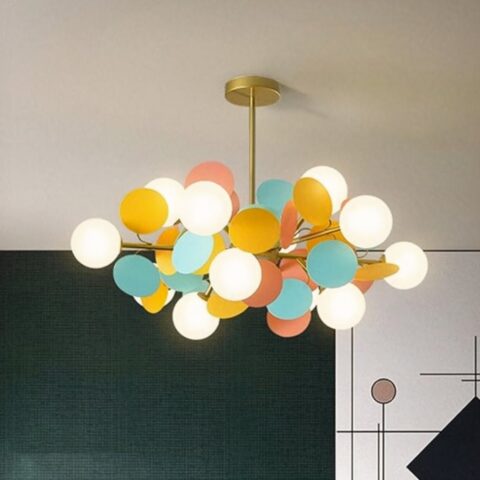 Lampadario enfant minimaliste et coloré avec des globes dans une chambre avec un mur vert foncé