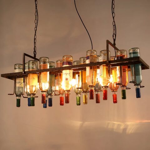 Lampadario rectangulaire en fer forgé avec des bouteilles à l'envers