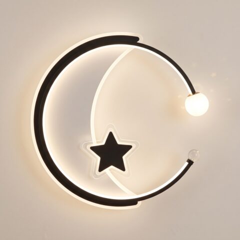Lampadario a cielo stellato per cameretta, anello bianco e nero con luna, stella e sfera, visto di fronte a soffitto