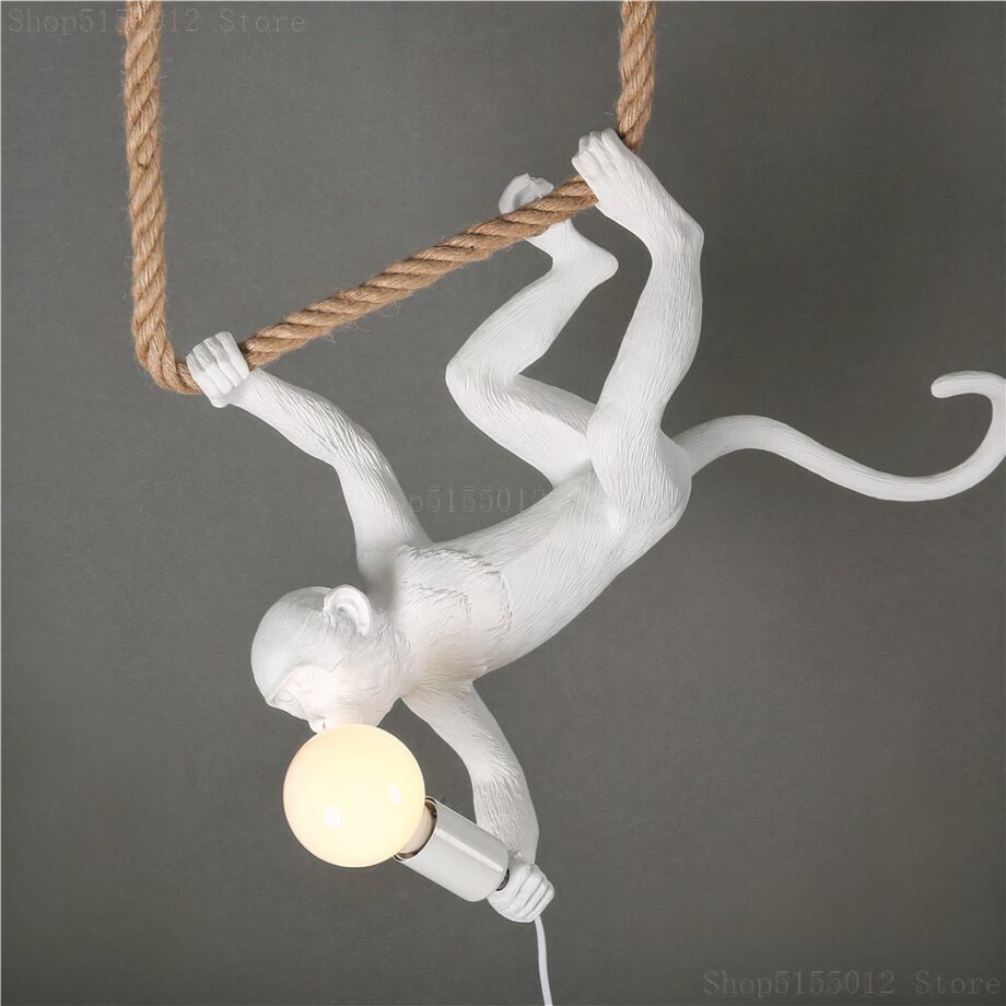 Scimmia a LED appesa a testa in giù a una corda illuminata
