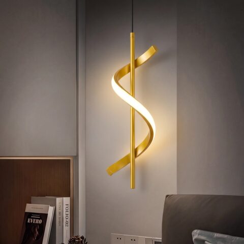 Lampada a sospensione a spirale LED dorata accesa in una camera grigia