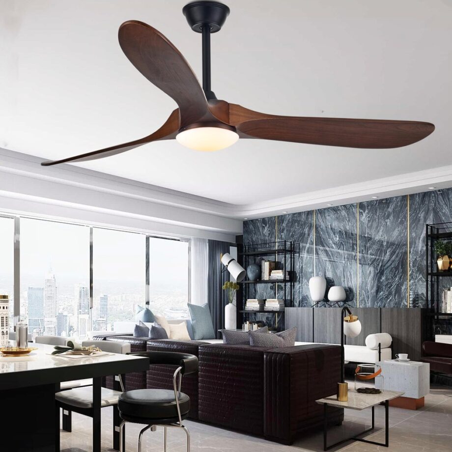 Lampadario ventilateur de plafond en bois vintage industriel avec lumière dans une cuisine moderne