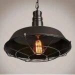 Lampada a sospensione industriale con paralume retrò in ferro nero — vista principale