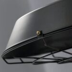 Lampada a sospensione industriale con paralume retrò in ferro nero — dettaglio