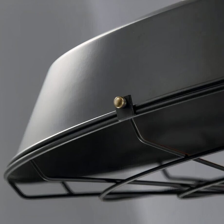 Lampada a sospensione industriale con paralume retrò in ferro nero — dettaglio